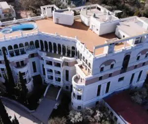 Квартиру Зеленських в Криму виставили на аукціон через "знахідку" паспорта першої леді.
