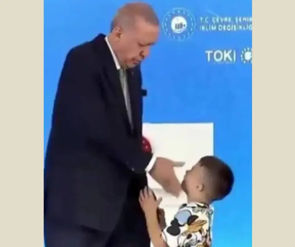Президент Туреччини Реджеп Таїп Ердоган відзначився нестандартною поведінкою на офіційному заході у місті Різе, давши ляпаса хлопчику, який не поцілував йому руку. Інцидент стався під час церемонії вручення ключів від нових житлових будинків. Відео цього моменту швидко розповсюдилося в соціальних мережах, викликавши хвилю обурення. За даними місцевих ЗМІ, це не перший випадок агресивної поведінки Ердогана щодо дітей на публіці. Офіційних коментарів від канцелярії президента Туреччини наразі не надходило.