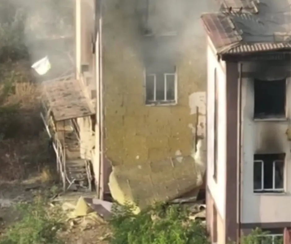 Розвідники 53 окремої механізованої бригади ЗСУ успішно знищили російський прапор, вивішений на школі в селищі Нью-Йорк Донецької області. Цей прапор російська сторона вважала символом окупації селища. За словами бійців бригади, прапор було знищено завдяки точному удару за допомогою FPV-дрона. На його місце було повернуто український національний стяг. Ця операція відбулася після того, як російський пропагандист володимир соловйов заявив про "захоплення" селища, підкріпивши свої слова відео, на якому видно, як російський військовий вивішує прапор на даху школи. Водночас росіяни спалили український стяг, що також було зафіксовано на відео. Центр протидії дезінформації спростував заяви російської сторони про окупацію селища, підтверджуючи контроль українських сил над регіоном.