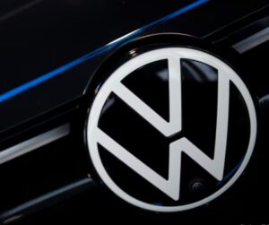 Німецький автомобільний концерн Volkswagen непрямо відновив свою діяльність на російському ринку, запустивши продажі автомобілів під брендом Jetta, які виробляються на заводі в Китаї. За інформацією видання Die Zeit, ці автомобілі створені спільним підприємством Volkswagen та китайської автогрупи FAW. Бренд Jetta був первісно розроблений для китайського ринку і дизайн моделей Jetta лише трохи відрізняється від класичних моделей Volkswagen. Тепер Jetta має намір утвердитися на російському ринку, незважаючи на загальне відступлення західних компаній через війну в Україні та супроводжуючі санкції. Хоча офіційний сайт Jetta в росії припинив свою роботу після журналістських запитів, представники Volkswagen стверджують, що не обізнані з поновленням діяльності в росії. Ця ситуація викликає питання щодо можливості таких операцій без згоди німецького керівництва. Тим часом, в самій Німеччині концерн Volkswagen стикається з необхідністю скорочення витрат через зниження попиту на електромобілі та необхідність відновлення прибутковості.