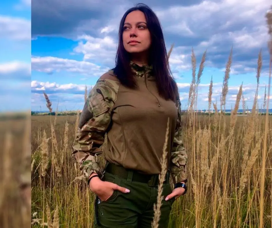 На фронті загинула Наталя Кузнєцова, військовослужбовиця 67-ї окремої механізованої бригади ЗСУ, відома під позивним «Іранка». Про це повідомив добровольчий український корпус «Правий сектор» на своїй Facebook-сторінці. «Іранка» загинула 26 серпня від вогнепального поранення. У «Правому секторі» зазначають, що Наталя була прикладом витривалості, спокою та незламності, активно працювала на благо України. Наталя Кузнєцова народилася в Олександрії Кіровоградської області, але довгий час жила в Чернігові. Вона була активною учасницею Євромайдану та очолювала Чернігівську обласну організацію партії «Правий сектор». З початком повномасштабного вторгнення Наталя приєдналася до лав Збройних сил України. Чоловіком Наталі був Віктор Панаско, офіцер організації «Тризуб» імені Степана Бандери та військовослужбовець із позивним «Іранець», який загинув у бою під Бахмутом у травні 2023 року.