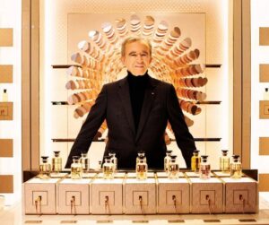 Бернар Арно, засновник та керівник гіганта розкоші LVMH (Moët Hennessy Louis Vuitton), знову визнаний найбагатшою людиною планети у 2024 році зі статками, що перевищують 200 мільярдів доларів. Відомий своїм стратегічним підходом до бізнесу, Арно перетворив LVMH на найбільший у світі конгломерат розкоші.  Бернар Арно, народжений у 1949 році у Франції, розпочав свою кар'єру у будівельному бізнесі свого батька, перш ніж звернутися до модного світу з придбанням модного дому Dior у 1984 році. Його підхід до керівництва характеризується розумінням важливості бренду та якості.  Під його керівництвом LVMH придбало численні світові бренди, включаючи такі як Fendi, Givenchy, а також ювелірну компанію Tiffany & Co. Окрім фешн-індустрії, Арно активно інвестує у виноробство та ювелірні вироби.  Арно відомий своїми інвестиціями у мистецтво, володіючи значною колекцією робіт відомих художників. Він також засновник Фонду Louis Vuitton для створення і підтримки художніх і культурних проектів.  Незважаючи на свій високий статус у світі бізнесу, Арно зберігає сімейні цінності, включаючи своїх п'ятеро дітей у справу, підготовлюючи їх до майбутнього керівництва LVMH. Його особистий стиль життя включає власність нерухомості по всьому світу та колекцію розкішних автомобілів.  Зі стабільними інвестиціями та інноваціями, Бернар Арно продовжує підтримувати свою репутацію не лише як найбагатша людина, а й як видатний лідер у глобальному світі моди та розкоші.
