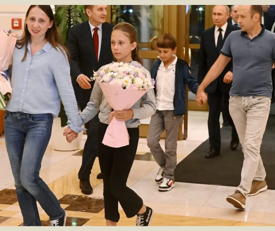 Діти подружжя Дульцевих, які були засуджені у Словенії за шпигунство і нещодавно повернулися до росії в рамках обміну заручників, не знали про своє російське походження до моменту обміну. Про це повідомив речник кремля дмитро пєсков. За його словами, Софія та Габріель Дульцеви, які народилися в Аргентині і виросли в Словенії, дізналися про свої російські корені лише після приземлення в аеропорту Внуково. Діти були здивовані і не знали, хто такий володимир путін, коли він їх вітав. Ця історія викликала широкий резонанс у ЗМІ та обговорення етики використання дітей у шпигунській діяльності.