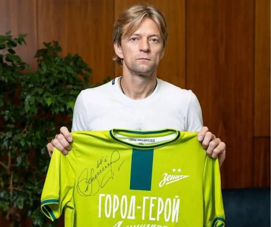 Колишній гравець збірної України з футболу Анатолій Тимощук, який перебуває під санкціями за антиукраїнську діяльність, віддав свою футболку на російський аукціон. Зібрані кошти, 700 000 рублів, планують направити на допомогу Курській області, де зараз тривають бойові дії. Футболка була продана на платформі для фанатів російського клубу «Зеніт».
